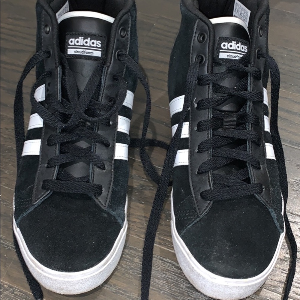 - Women’s size 8 Adidas cloudfoam suede snea…